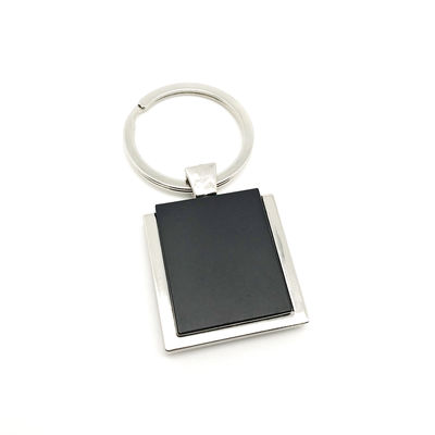 Porta chiavi in metallo nero in argento disponibile per l'acquisto online