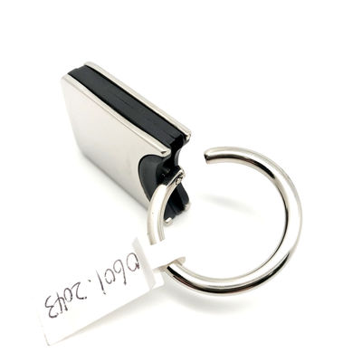 Disponibile come porta chiavi in metallo con logo personalizzato