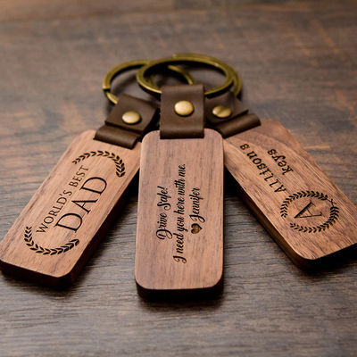 Prezzo buono Noce di legno incisa regalo su ordinazione della catena chiave per gli uffici domestico 4,5 x 1in dell'automobile in linea