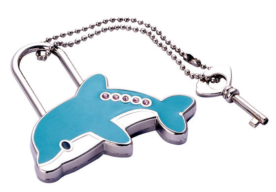 Prezzo buono Portachiavi in metallo personalizzati per le chiavi regalo di souvenir durevole con logo pieno di olio in linea