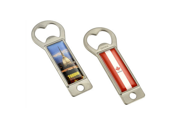 Prezzo buono La catena di chiave di legno personale delle apribottiglie della catena chiave di chiave del vino del metallo protegge coprire con una cupola con resina epossidrica in linea
