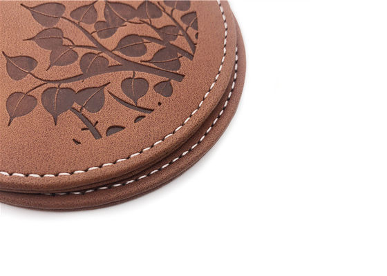 Prezzo buono Unità di elaborazione incisa Brown di cuoio Pantone di Logo Drink Coasters With Logo in linea